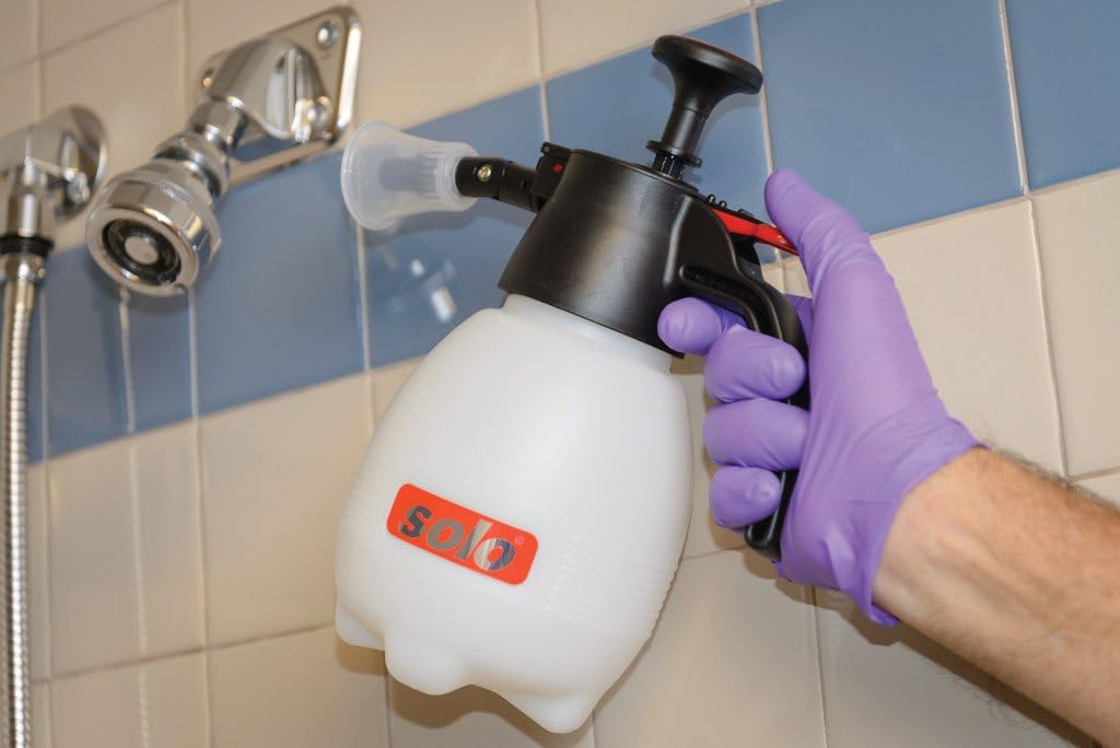 SOLO, 418-2L, 2 Liter One-Hand Pressure Sprayer, Red and White