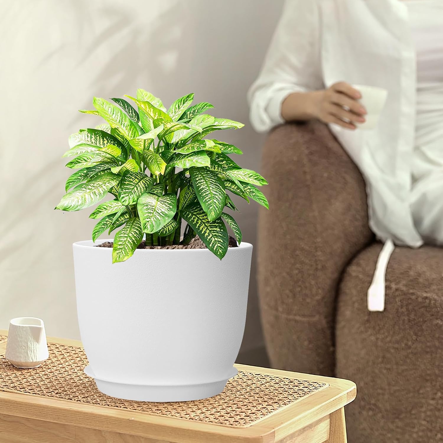 WSMKSZ 10/9/8 inch Medium Flower Pots, 3 Pack Modern Decorative Plastic Planters with Drainage Holes and Tray, Plant