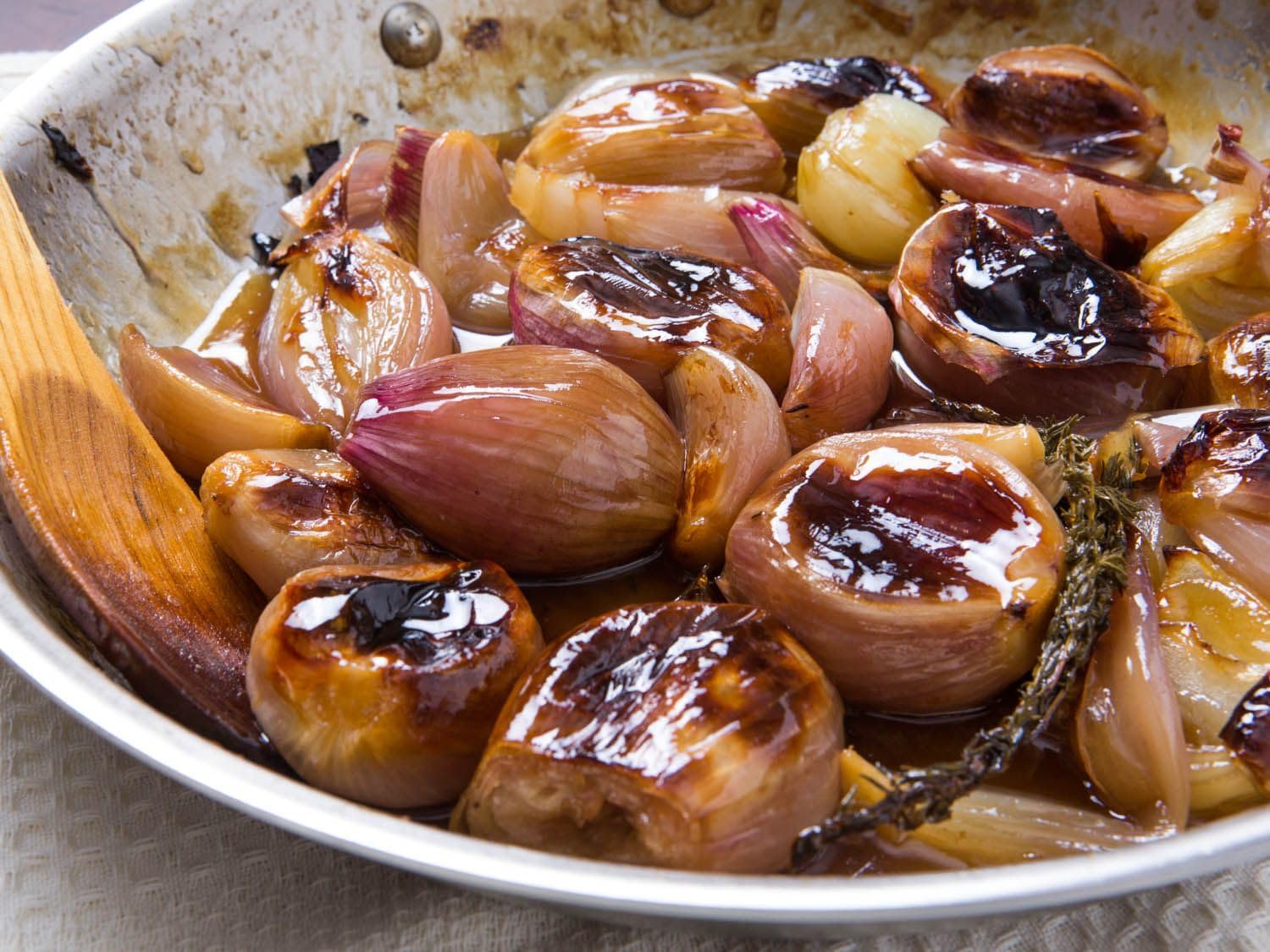 Monique French Shallot Sets (Bulbs) - 1 Pound - for 2025 Planting Seeds Semi-Long F1 Echalote Banana Ulle Mooseer Red