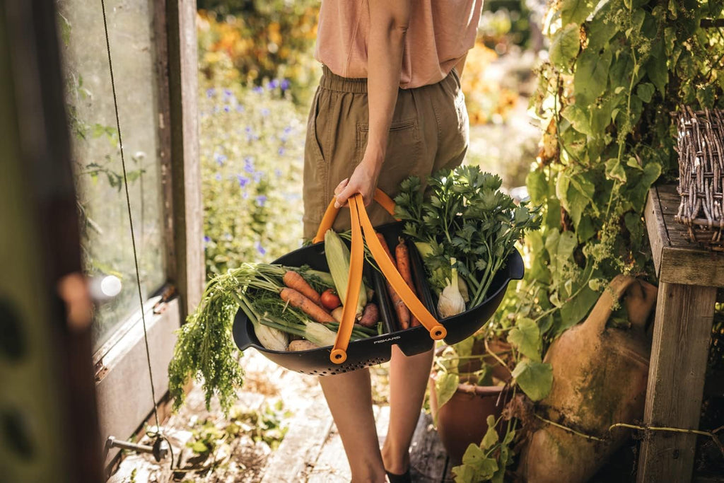 Fiskars Harvest Basket, For collecting and cleaning harvest and harvesting tools, Plastic, Black/Orange, Plus, 1062831