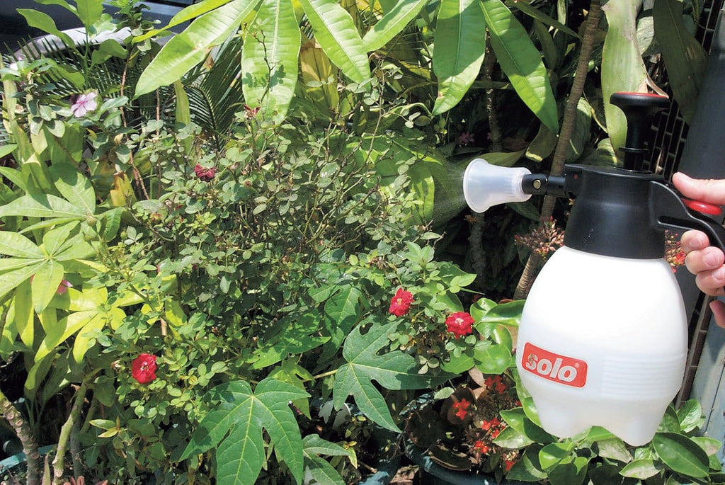 SOLO, 418-2L, 2 Liter One-Hand Pressure Sprayer, Red and White
