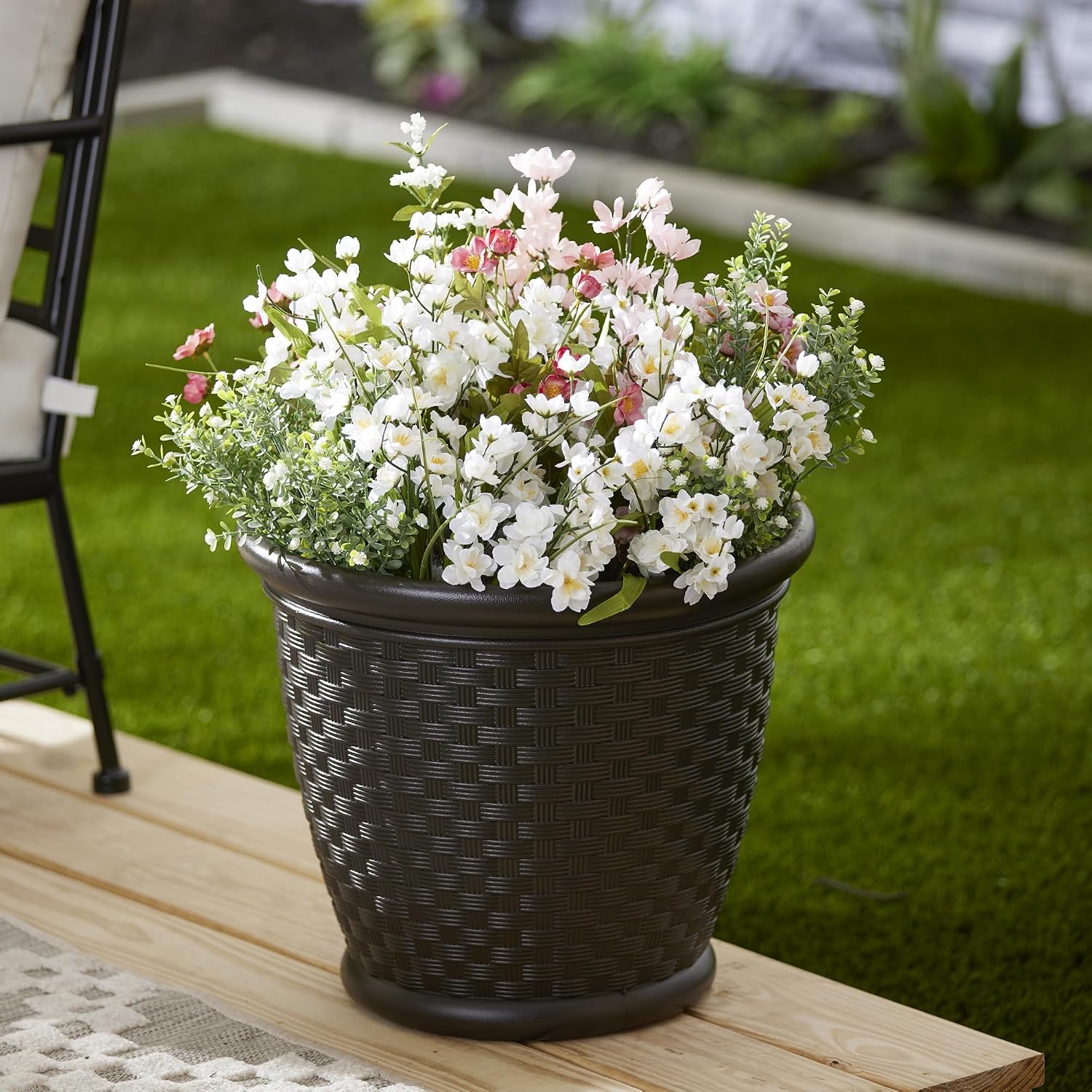 Suncast Sonora 18 Inch Lightweight Durable Plastic Wicker Decorative Flower Planter Pot for Yard, Garden, Indoor or