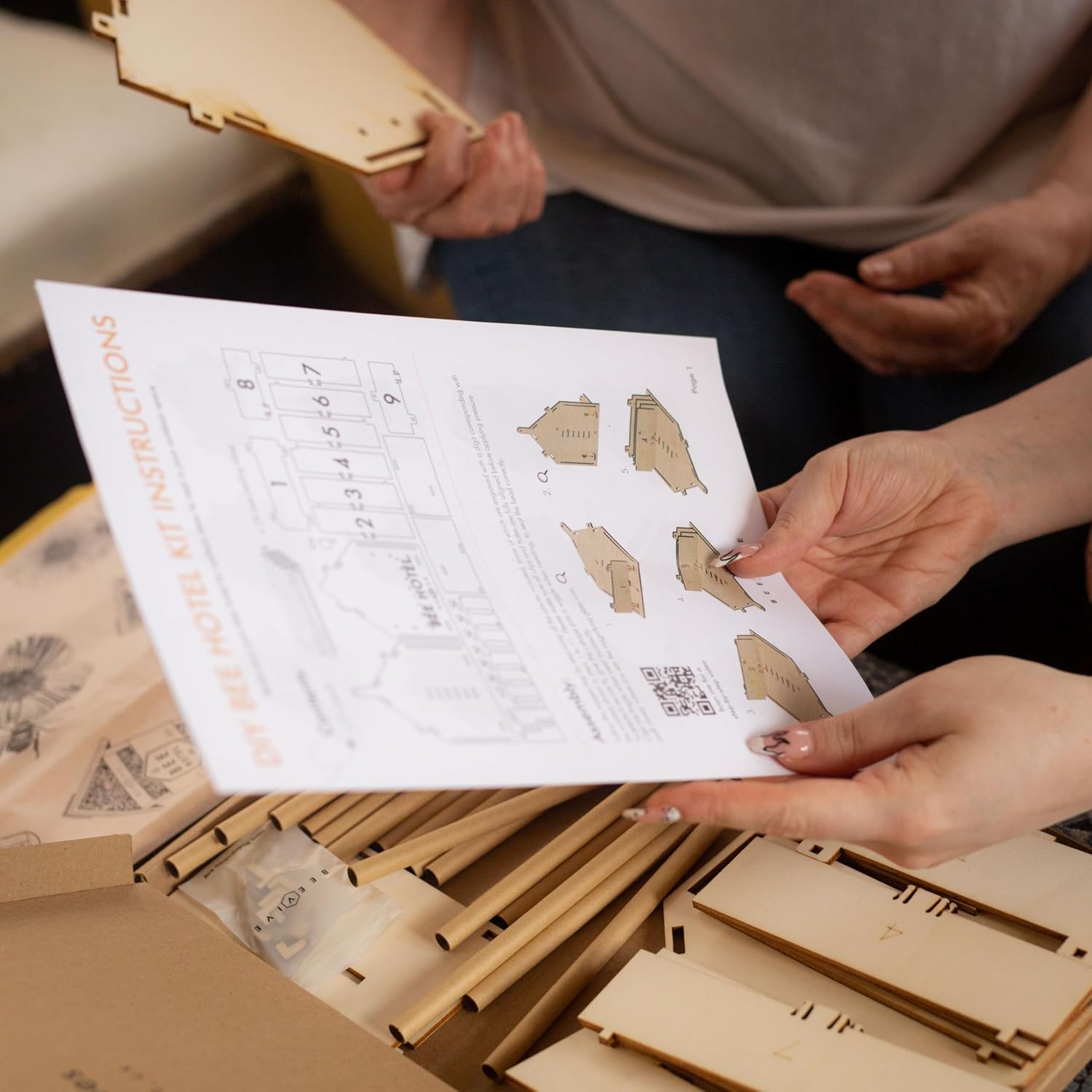 DIY Solitary Bee Hotel Kit – Make Your own Home for Wild Bees. Bee-Friendly Gift for Nature Lover. 190 x 215 x 70mm
