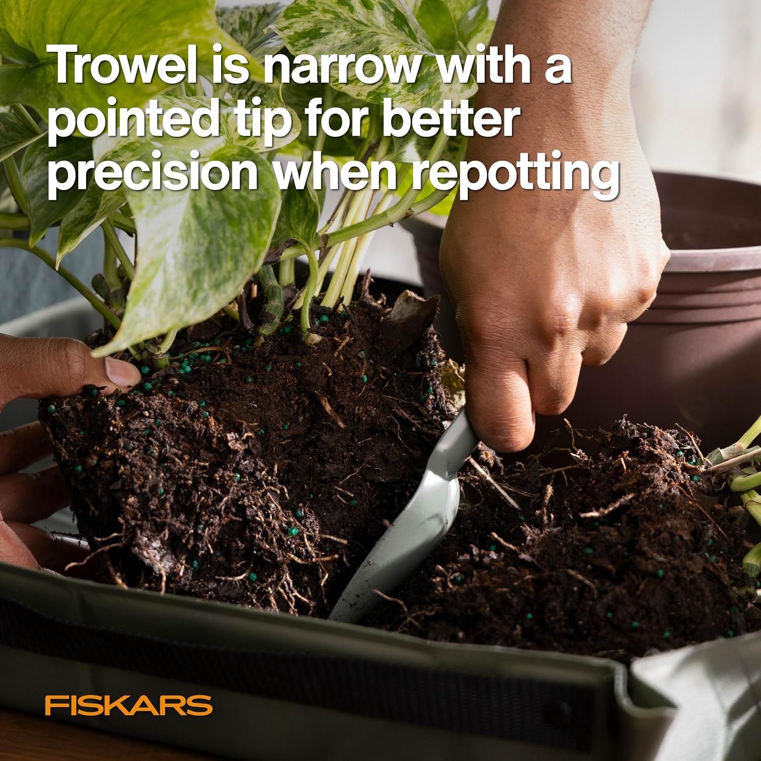 Fiskars 5-Piece House Plant Cultivating Tool Set for Indoor Gardening | Nesting Trowel, Soil Scoop, Cultivator, Tongs &