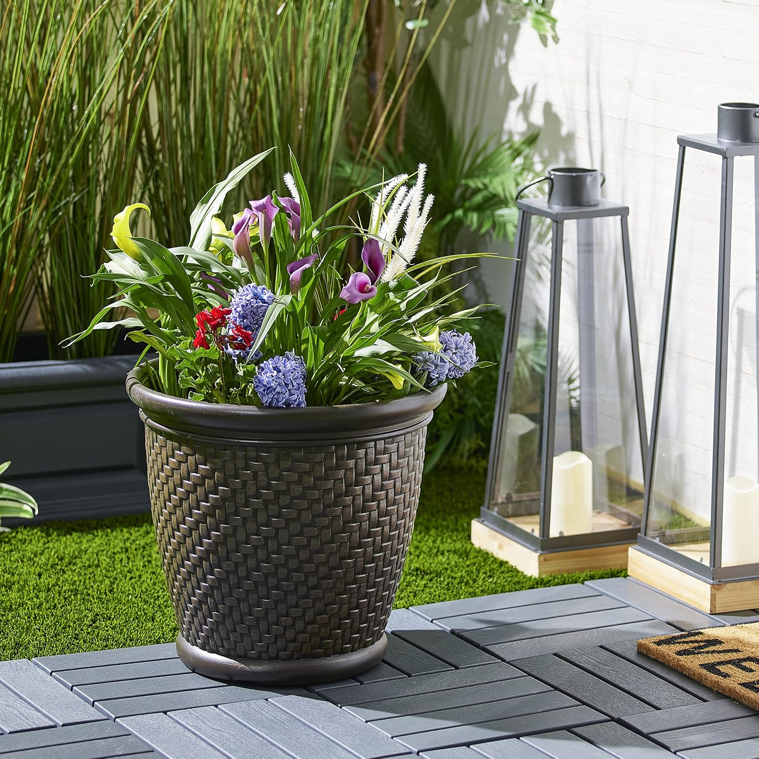 Suncast 18" x 16.5" Resin Planter - Lightweight Contemporary Flower Pot for Plants - Indoor and Outdoor Use, Home