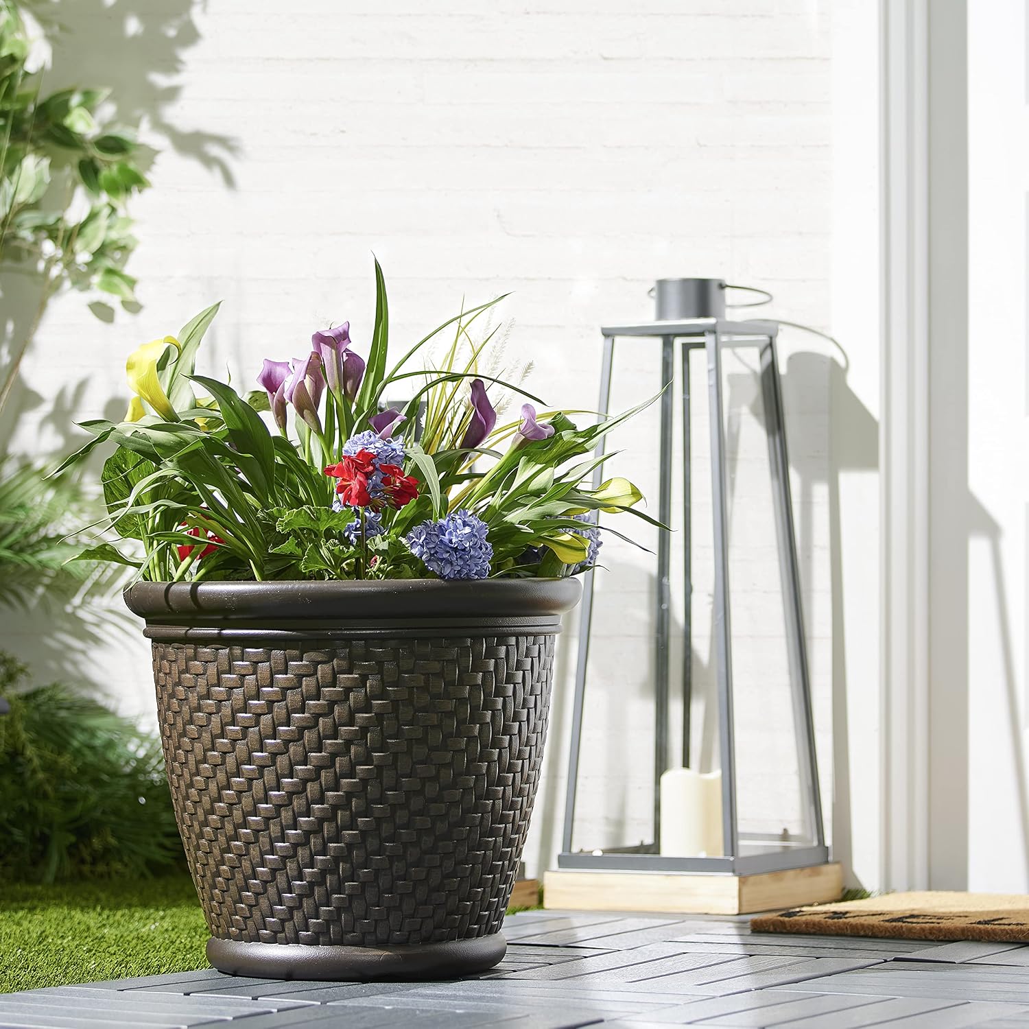 Suncast 18" x 16.5" Resin Planter - Lightweight Contemporary Flower Pot for Plants - Indoor and Outdoor Use, Home