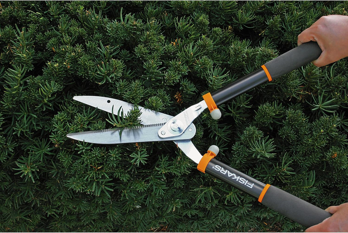 Fiskars 20" Power-Lever Garden Hedge Shears, Shrub Trimmer, 8” Blades | For Shaping and Trimming Hedges, Power Lever