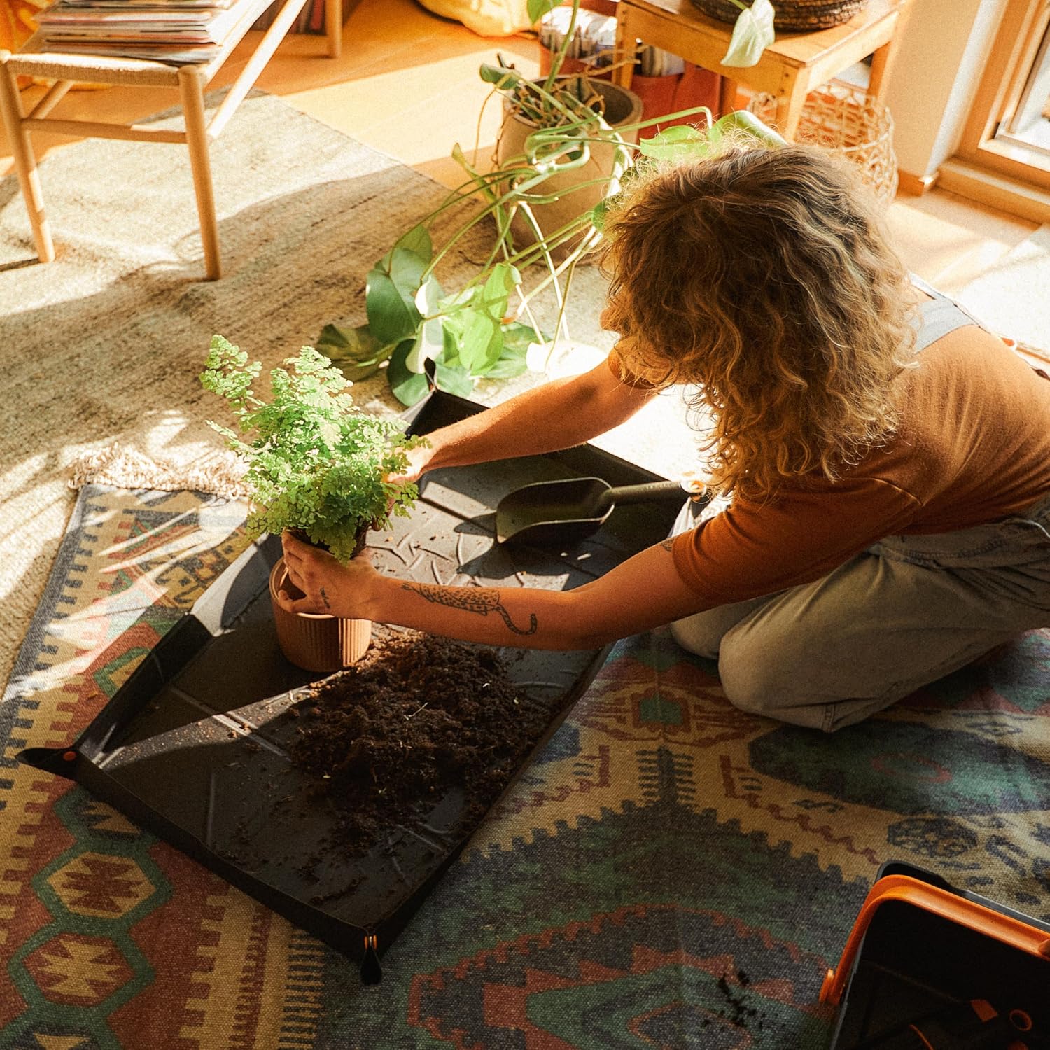 Fiskars 32.5" x 17.5" Large Repotting Mat for Indoor Garden Transplanting | Soil Mess Control, Foldable and Water