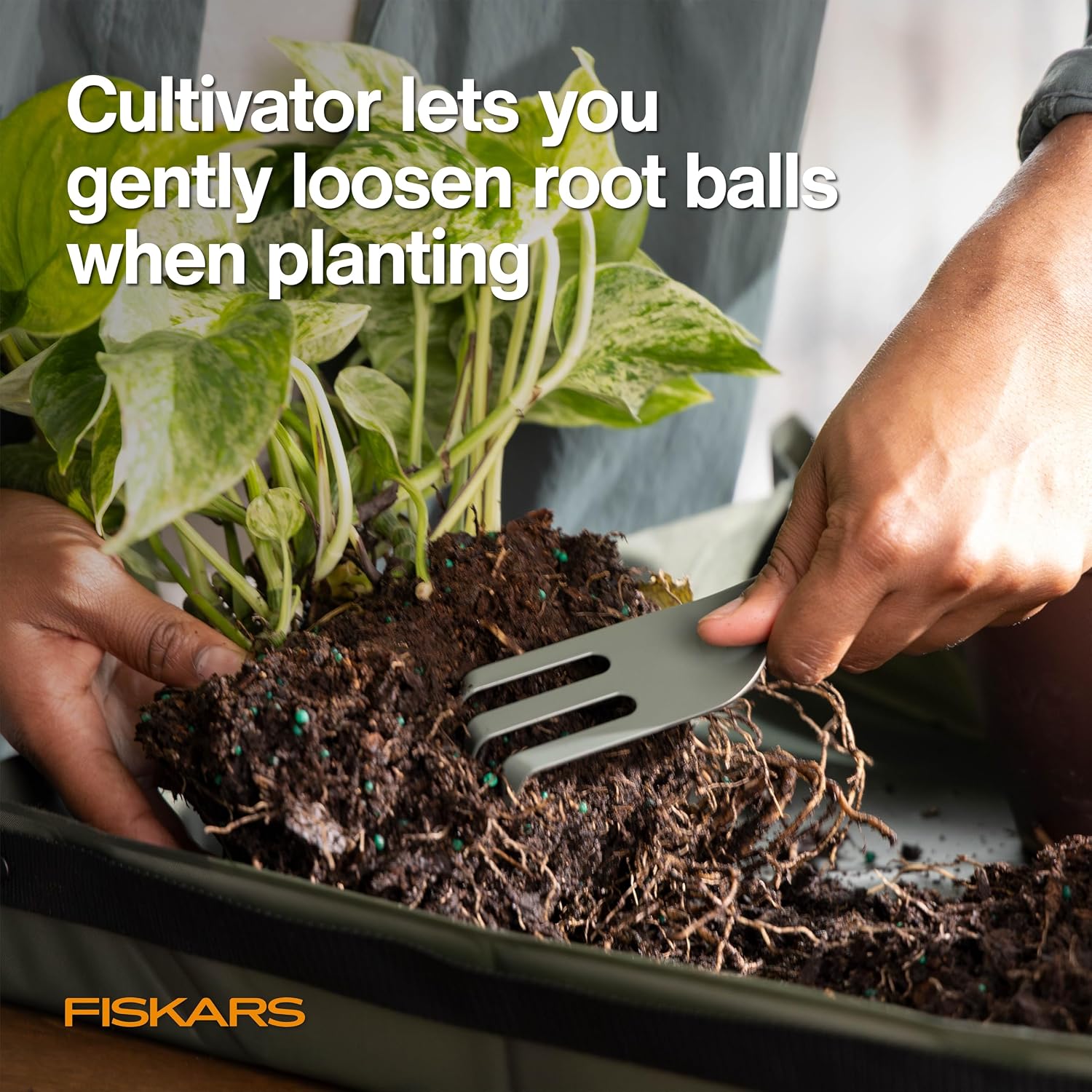 Fiskars 5-Piece House Plant Cultivating Tool Set for Indoor Gardening | Nesting Trowel, Soil Scoop, Cultivator, Tongs &