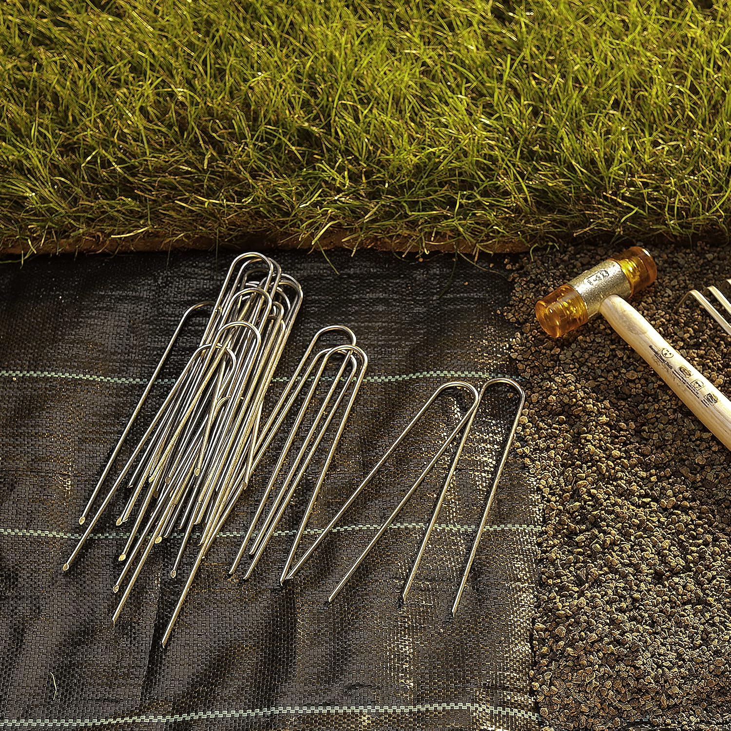 GardenMate 100-Pack Anti-Rust 8 Inch 9 Gauge Heavy-Duty U-Shaped Garden Securing Stakes/Spikes/Pins/Pegs - Hot Dipped
